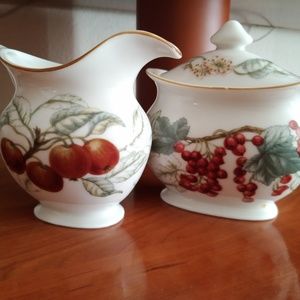 The cup for cream and the cup for sugar